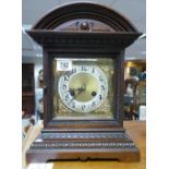Oak cased early 20th century mantle clock: Complete with key and pendulum, standing 37cm high.