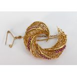 18ct gold and ruby brooch: fully hallmarked to the mid section lower edge and measuring 40mm wide.
