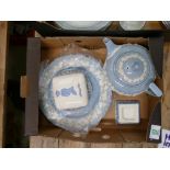 A collection of Wedgwood queensware: to include teapot, trinklet box, plates, ashtray etc (1 tray)