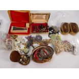 Job lot of miscellaneous Jewellery and pieces: Box lot of interesting assorted items including