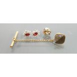 9ct gold earrings and 9ct gold tie pin (4)