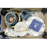 A mixed collection of items to include: decorative Crown Devon bowl, chintz patterned vase,