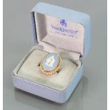 9ct gold Wedgwood jasperware ring: size Q, 6.8 grams.