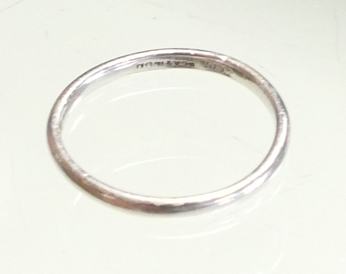 Platinum wedding ring: size M, 2.5 grams.