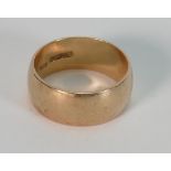 9ct gold gents wedding ring: size V , 9.2 grams.