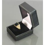 Gentleman's 9ct onyx signet ring: size T, 3.7 grams.