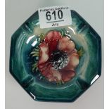 Moorcroft ashtray decorated in the anemone design: diameter 11.25cm.