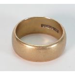 9ct gold wedding ring: size O, 8.5 grams.