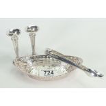 Pierced silver dish tongs & pair vases: weighable silver 92.6g.