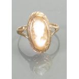 9ct gold cameo set ring: Size P, 2.9g.