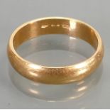 18ct gold gents wedding band; Size R, weight 5.0g.