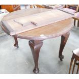 Edwardian Mahogany Legged Round Wind Out Table: with additional leaf