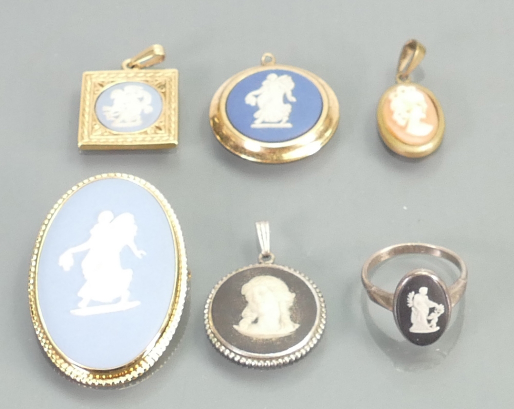 Six pieces of Wedgwood jewellery: both silver & gilt pieces. Ring, brooch & pendants.