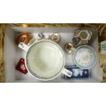 A mixed collection of items to include: Royal Crown Derby miniature jug & thimbles, Aynsley gilded