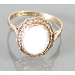 9ct gold ladies ring set with opal stone: Size O, 2.6 grams.