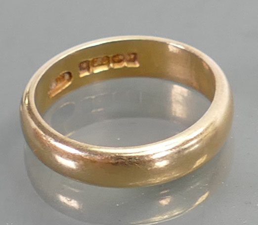 22ct gold wedding ring: Size K, 5.4 grams.