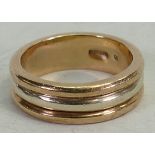 9ct gold wedding ring: Size N, 6.9 grams.