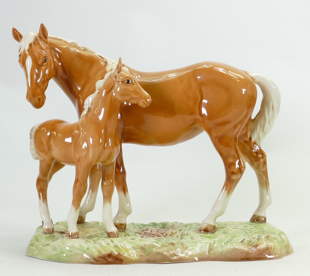 Beswick Palomino mare & foal on ceramic base 953:
