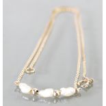 9ct gold & mother of pearl necklace: 2.9 grams.