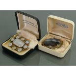 19th century yellow metal oval brooch set with agate: Tested as 9ct gold together with another