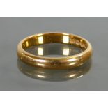 22ct gold wedding band / ring: Weight 3.4g.