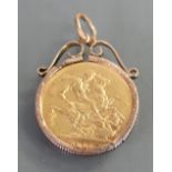 Gold full Sovereign dated 1890: With 9ct gold mount, 9.4 grams.