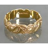 18ct gold ladies ornate wedding band: Size R, 5.6 grams.