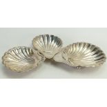 Silver shell butter dishes: Various clear hallmarks. Weight 119.7g.