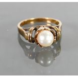 9ct gold ring set with a pearl: Size O, 4.5 grams.