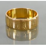 22ct gold wedding ring: Size K, 4.9 grams.