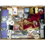 Good collection of vintage ladies costume jewellery: Including silver jewellery, beads, watches etc.