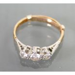 18ct gold vintage three stone diamond ring: Size K, 2.1 grams.