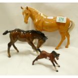 Beswick mare facing left: model 976, brown matt foal 815 and a brown foal model 947 (3)