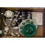 A mixed collection of items to include: Wedgwood Plates, Cased Silver plated cutlery etc