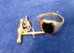 9ct gold gents onyx set ring and 2 gold fittings: Gross weight 5.0g including stone, ring damaged.