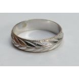 18ct white gold ornate wedding ring: size O ,3,2g.