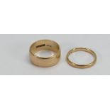 Two 9ct gold wedding bands: Weight 6.