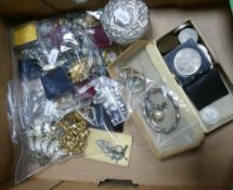 Job lot of jewellery & coins: Nice assortment of vintage costume jewellery,