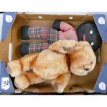 Pair of childrens soft toys to include a teddy bear and a golly (2)