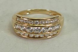 14ct gold .585 white stone gold ring: Weight 2.9g, size Q.