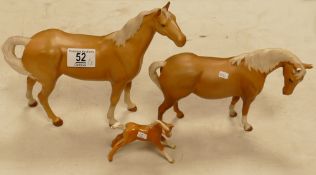 Beswick Matt Palomino Swish tail horse 1182: damaged mare 1812 and foal 815(3)