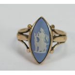9ct gold ring set with Wedgwood jasper oval medallion:ring size N,3.2g.