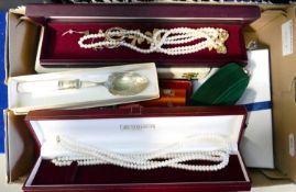 Cultured freshwater & costume pearls: several strings and other costume jewellery.