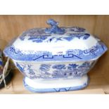 Very large blue and white tureen: 23cm high max. Some chips and cracks noted.