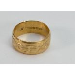 18ct gold ornate wedding ring: size N, 5.2g.