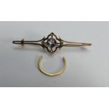 9ct rose gold bar brooch: with steel pin, 2.5g and 18ct broken ring, 0.8g.