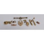 9ct gold scrap items and earrings etc : 8.5g.
