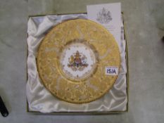 A limited edition Buckingham Palace Queen Elizabeth II cabinet plate: No 898/1000, boxed.