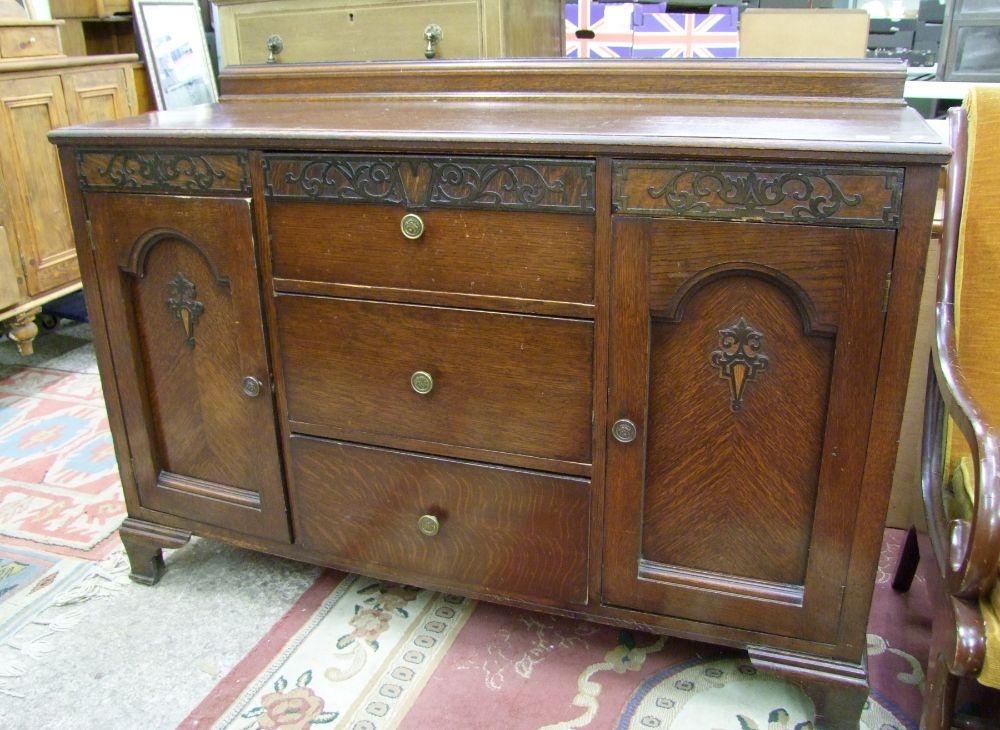 Oak art nouveau sideboard: 92cm high x 140cm wide x 49 deep