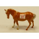 Beswick palomino swish tail horse 976: